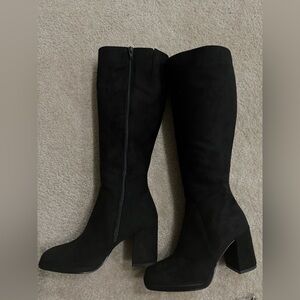 Chic Black Heeled Boots with Elegant Design